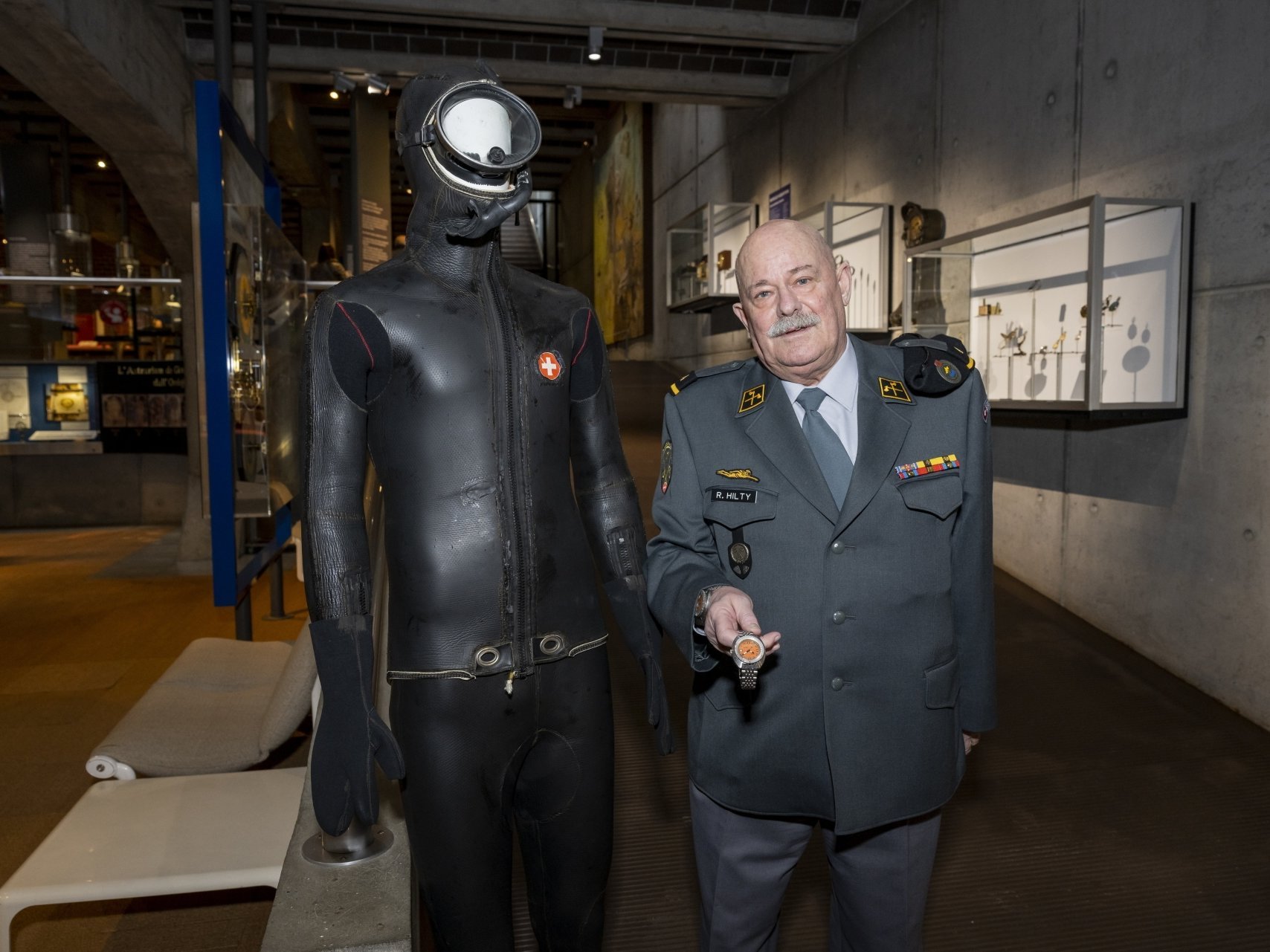 Le major Robert Hilty, ancien nageur de combat de l'armée et président de l'Association faîtière des plongeurs de l'armée suisse, tient en mains la montre Doxa donnée au MIH.