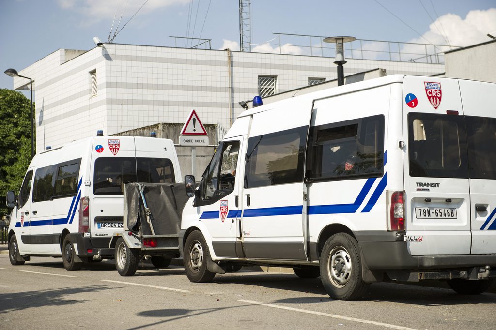 La police française a arrêté quatre employés pour corruption et extorsion. 