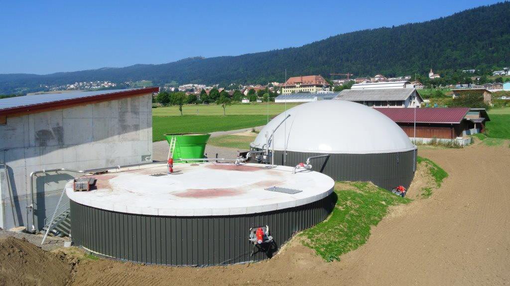 Père et fils, Gérard et Karim Veuve exploitent une station de biogaz agricole, à Cernier, depuis février 2012. L'électricité produite équivaut aux besoins annuels de 200 ménages.