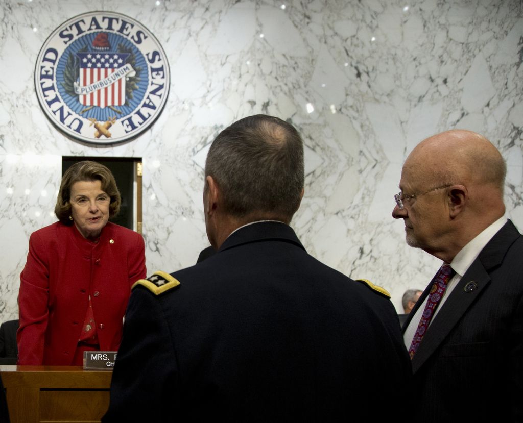 La sénatrice Dianne Feinstein souhaite recadrer le directeur de la NSA le Général Keith Alexander et celui des services d'Intelligence James Clapper (de dos). 