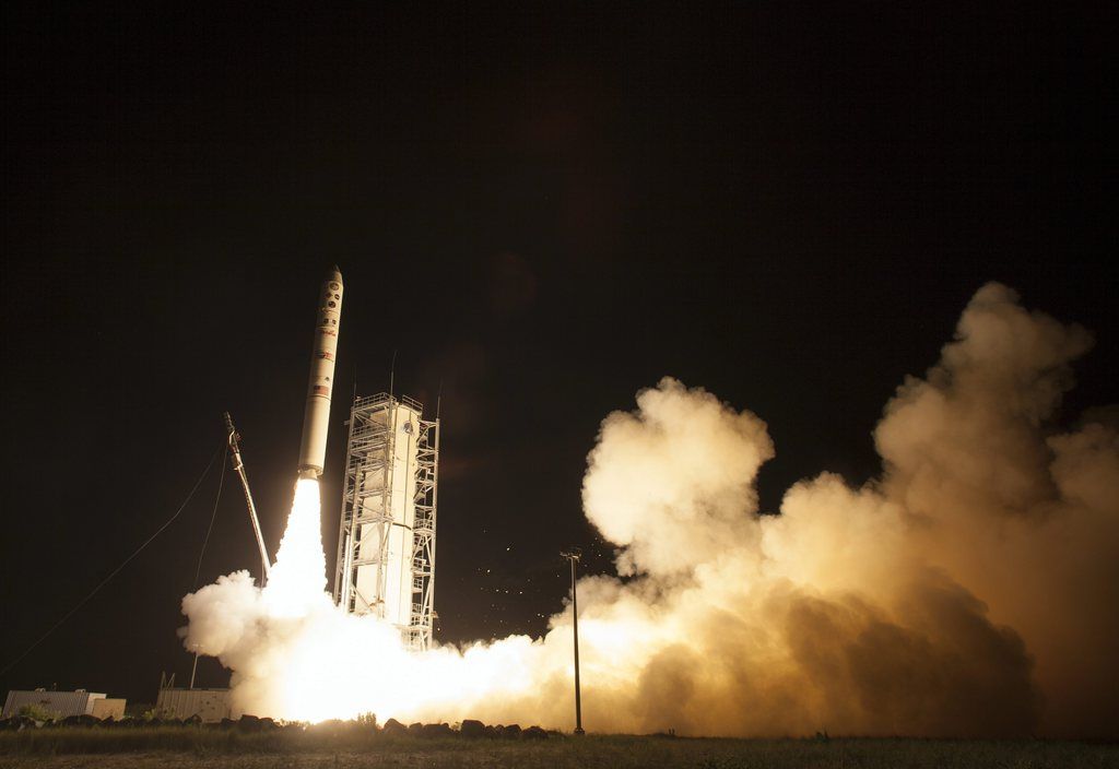 La fusée sans équipage Minotaur emporte la sonde LADEE sur la Lune. 