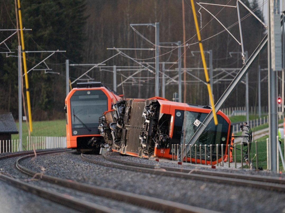 Les rafales de vent, qui ont provoqué notamment le déraillement d'un train à Büren zum Hof (BE) vendredi, ont diminué.