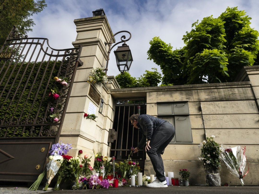 Devant la «Villa Algonquin» de Tina Turner, à Küsnacht, voisins et fans de la «reine du rock» ont commencé à déposer des messages de deuil, des fleurs et des bougies depuis l'annonce sa mort, mercredi soir.