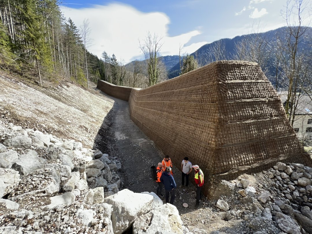La digue de protection du village de Noiraigue est achevée. Un second ouvrage protège la route et la voie de chemin de fer du côté du Furcil, au sud.