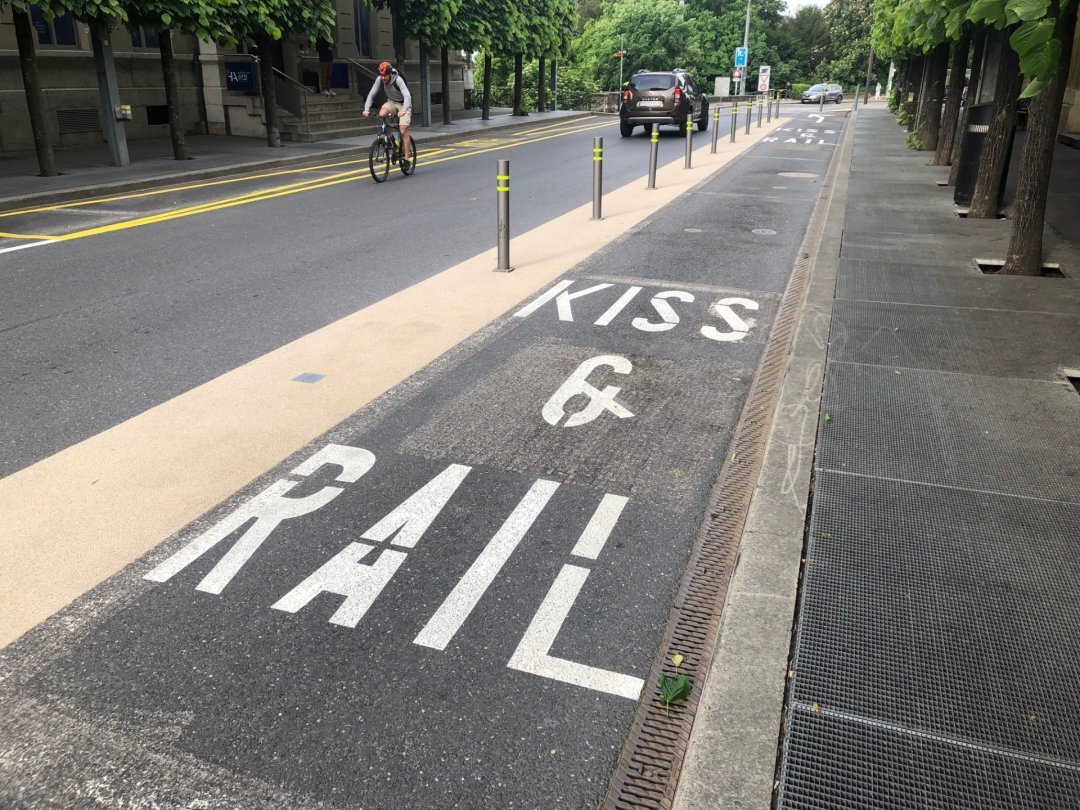 L'alignement de petits piliers à gauche et le trottoir à droite obligent les véhicules à se suivre les uns les autres. Le premier arrivé doit donc se limiter à un «kiss».