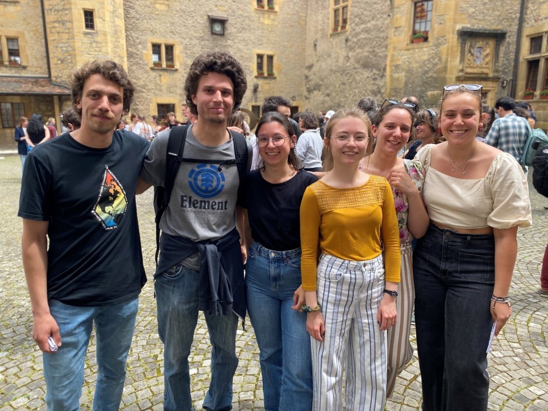 Des étudiantes et étudiants du Tessin lors de la manifestation du 23 mai dans la cour du château de Neuchâtel.