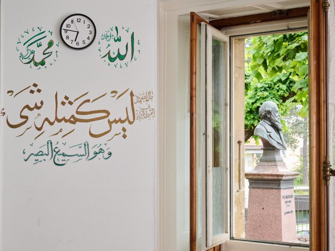 A Serrières, une fenêtre des locaux de l’Association de bienfaisance islamique donne sur le buste de Philippe Suchard.