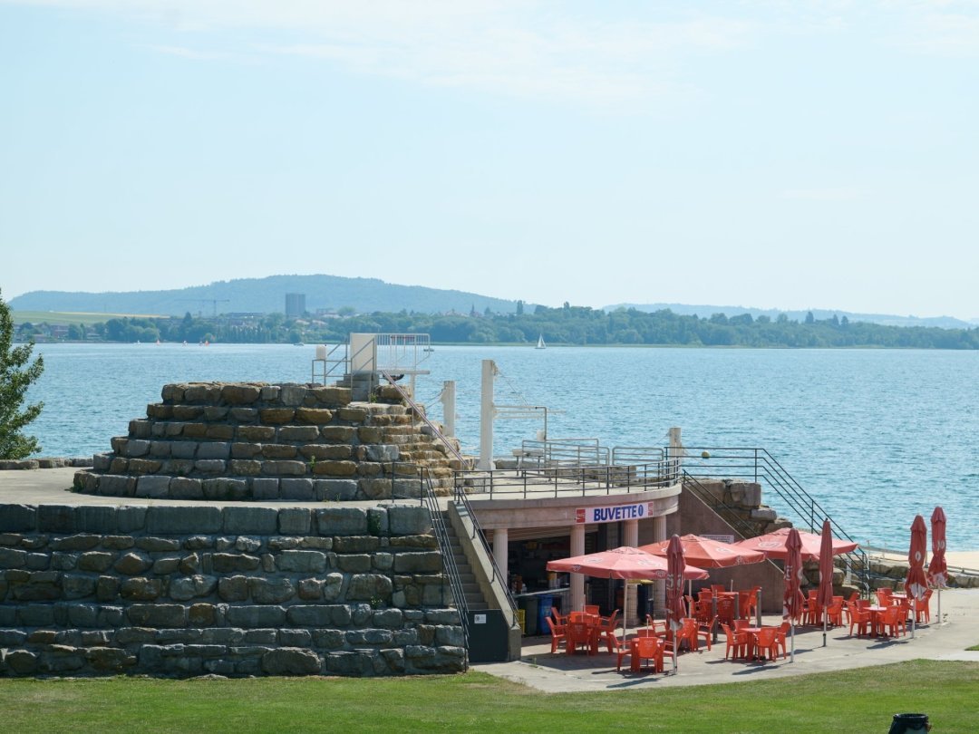 Aux piscines du Nid-du-Crô, à Neuchâtel, les deux grands toboggans ont disparu du paysage.