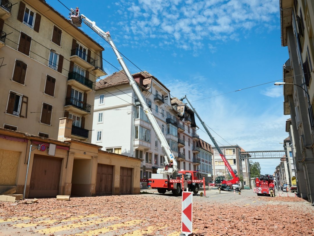 La sécurisation des toits est la priorité numéro 1 pour les sapeurs-pompiers et les couvreurs.