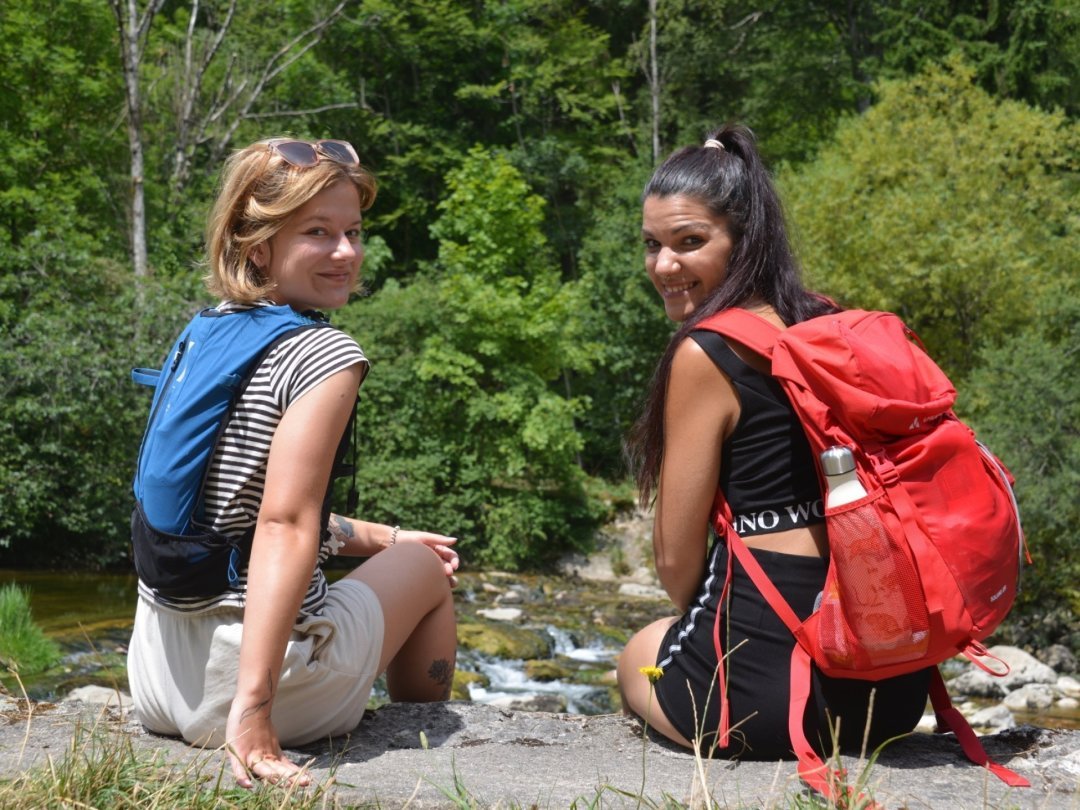 Faustine (à g.) et son amie Daniela profitent du soleil de juillet pour découvrir les gorges de l'Areuse.