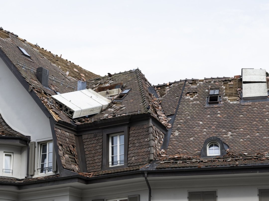 Un toit durement touché à la rue Louis-Agassiz, à La Chaux-de-Fonds.