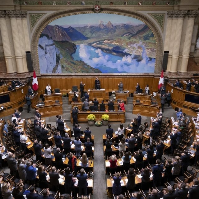 Le président du Conseil national Martin Candinas est applaudi par ses collègues le 29 septembre 2023, lors du dernier jour de la 51e législature.