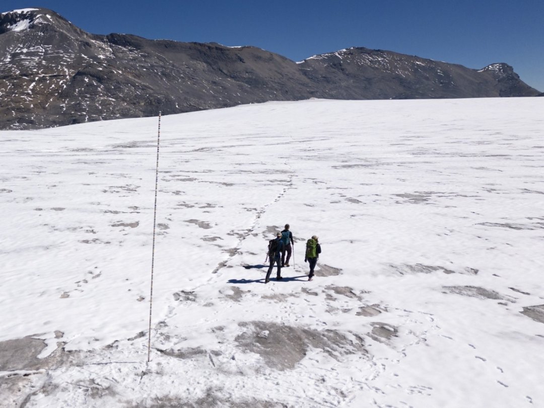 Des scientifiques de l'Ecole polytechnique de Zurich et de l'Université de Fribourg se sont rendus sur le glacier de la Plaine Morte le 5 septembre 2023 pour documenter la fonte du glacier.