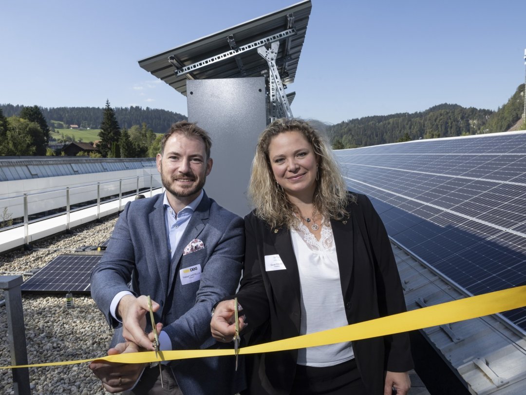 Inauguration de la centrale photovoltaïque par la présidente de la Ville du Locle, Sarah Favre, et Thibaut Castella, troisième génération de la famille propriétaire du groupe Dixi, fleuron industriel du Locle.