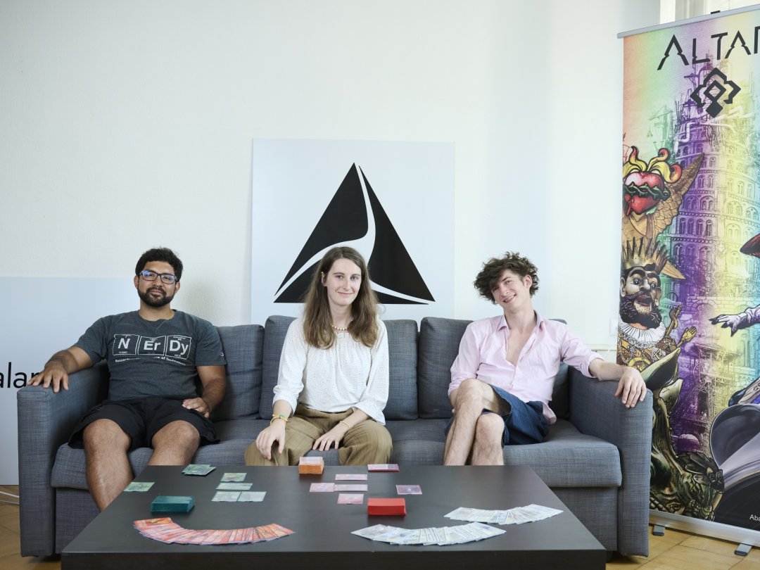 Yannick Wehrli, game designer, Amandine Rey, responsable marketing et Lucien Jeanprêtre, fondateur. L'équipe d'Abalance s'aprête à lancer un nouveau jeu de cartes à collectionner.