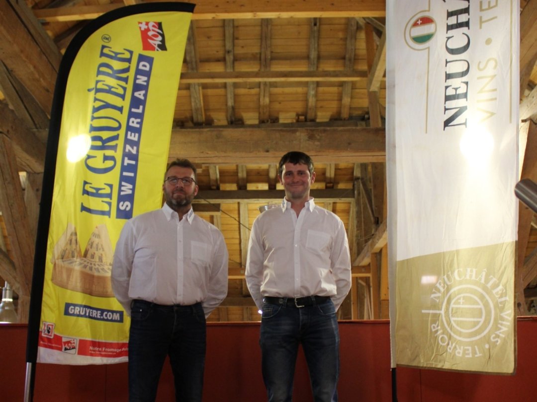 Stéphane Menoud (fromager, à gauche) et Edouard Philipona (président de la société des producteurs de lait de la Fromagerie des Chaux), heureux après la proclamation des résultats.