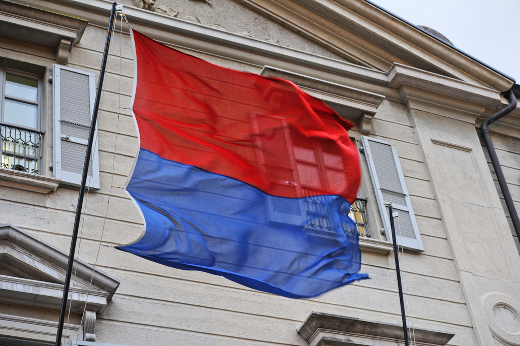 The flag of the Canton of Tessin (Ticino) is blowing in the wind, pictured on February, 23, 2011 in Bellinzona, Canton of Tessin, Switzerland. (KEYSTONE/Karl Mathis)

Eine Tessiner Fahne weht am 23. Februar 2011 in Bellinzona, Kanton Tessin. (KEYSTONE/Karl Mathis)
