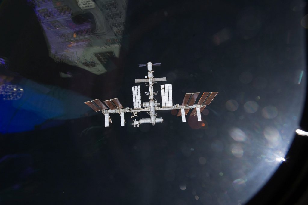 Six astronautes occupent la station spatiale, laquelle se déplace autour de la Terre à une altitude de 350 à 400 kilomètres.