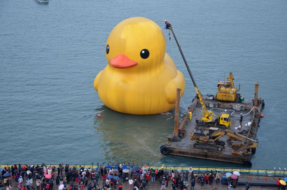Opérations de nettoyage du canard jaune dans les eaux du port de Taipei à Taiwan.