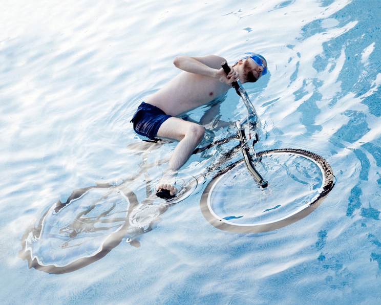 Olivia Locher montre avec humour qu'il est interdit de faire du vélo dans les piscines californiennes. 