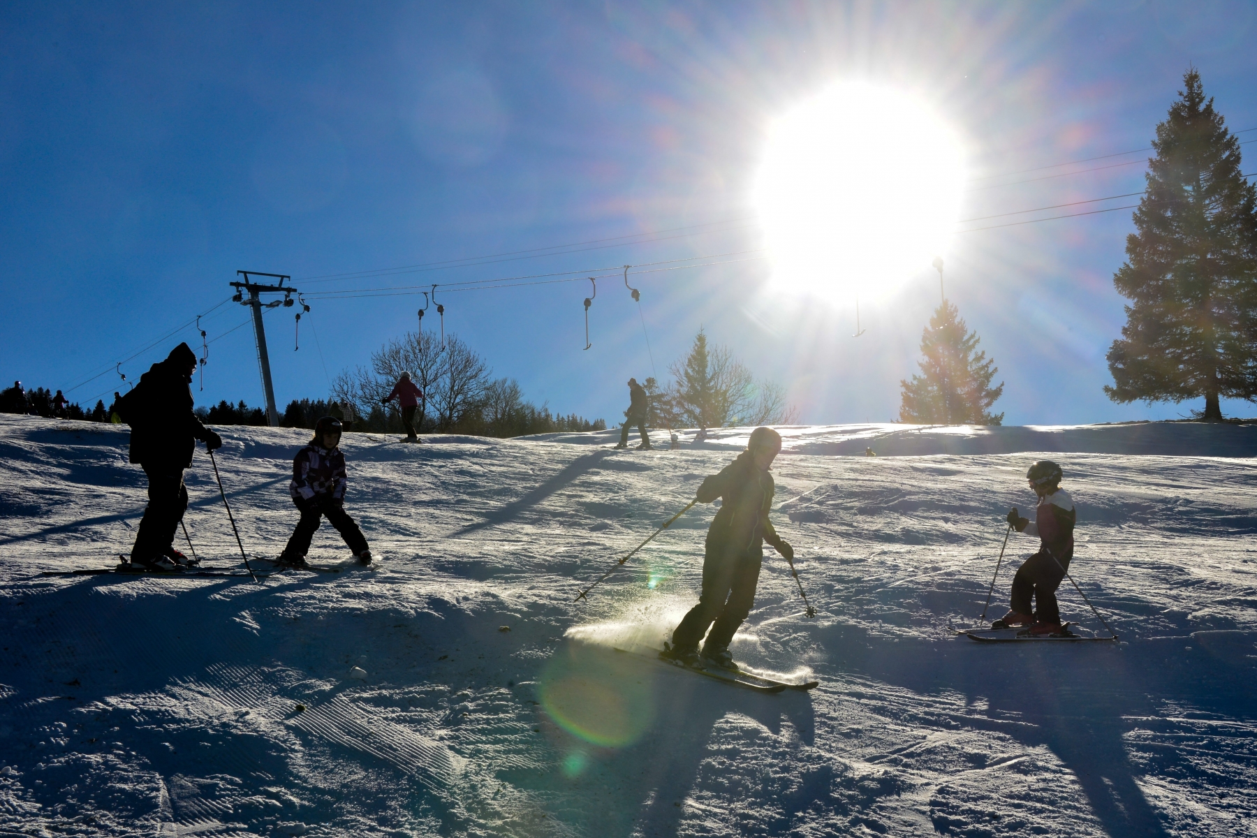 Les fans de ski profitent des premières neiges.