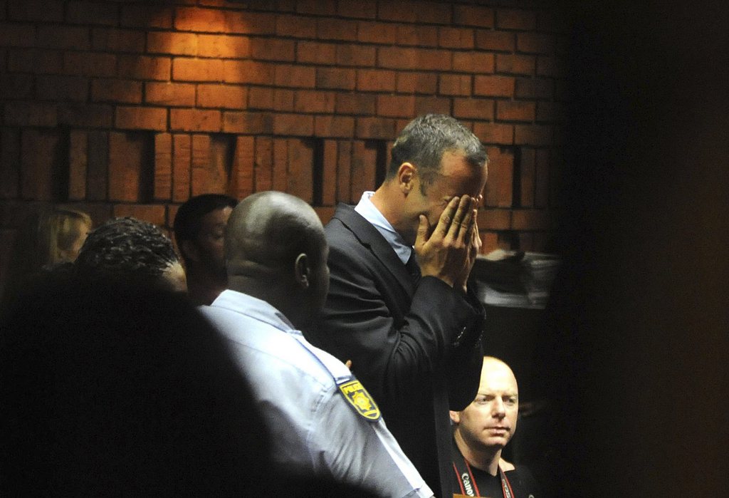 JAHRESRUECKBLICK 2013 - FEBRUAR - Athlete Oscar Pistorius weeps in court in Pretoria, South Africa, Friday, Feb 15, 2013, at his bail hearing in the murder case of his girlfriend Reeva Steenkamp.   Oscar Pistorius arrived at a courthouse Friday, for his bail hearing in the murder case of his girlfriend as South Africans braced themselves for the latest development in a story that has stunned the country. The Paralympic superstar was earlier seen leaving a police station in a dark suit with a charcoal gray jacket covering his head as he got into a police vehicle. Model Reeva Steenkamp was shot and killed at Pistorius' upmarket home in an eastern suburb of the South African capital in the predawn hours of Thursday. (KEYSTONE/AP Photo/Antione de Ras - Independent Newspapers Ltd South Africa)
