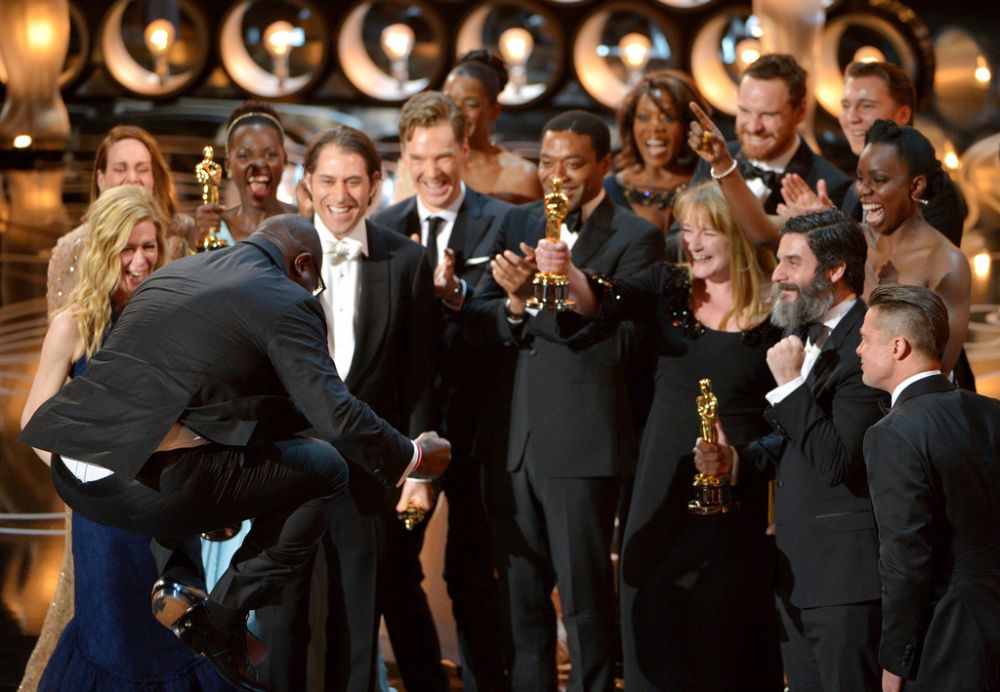 Le réalisateur de "12 years a Slave" Steve McQueen, bondit de joie à la réception de l'Oscar pour meilleur film.