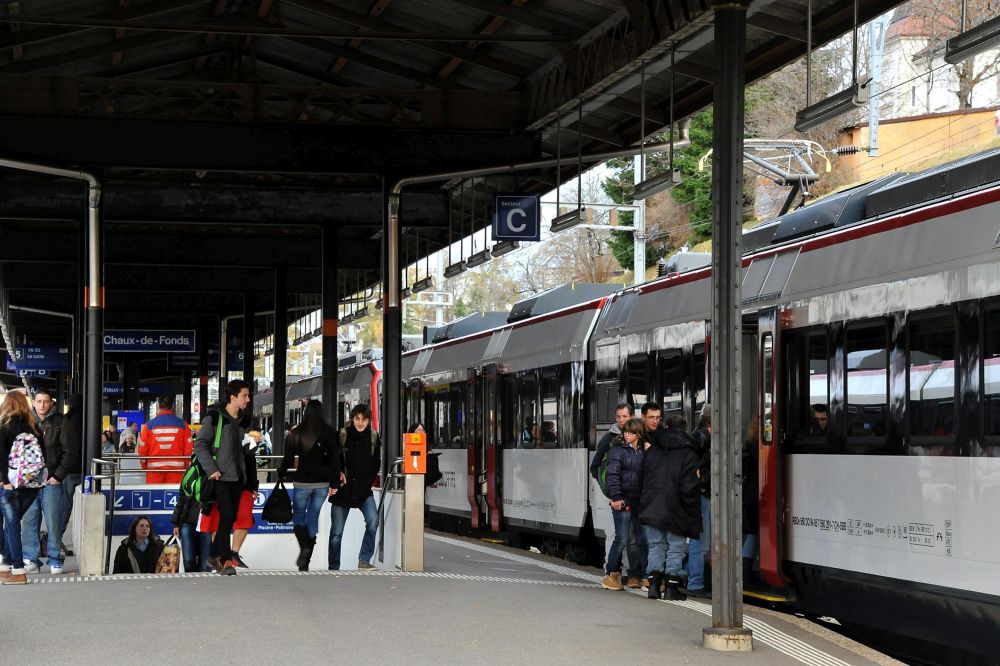 L'axe Le Locle-Neuchâtel sera desservi par deux trains rapides par heure.



La Chaux-de-Fonds 8 11 2012

Photo R Leuenberger LA CHAUX-DE-FONDS