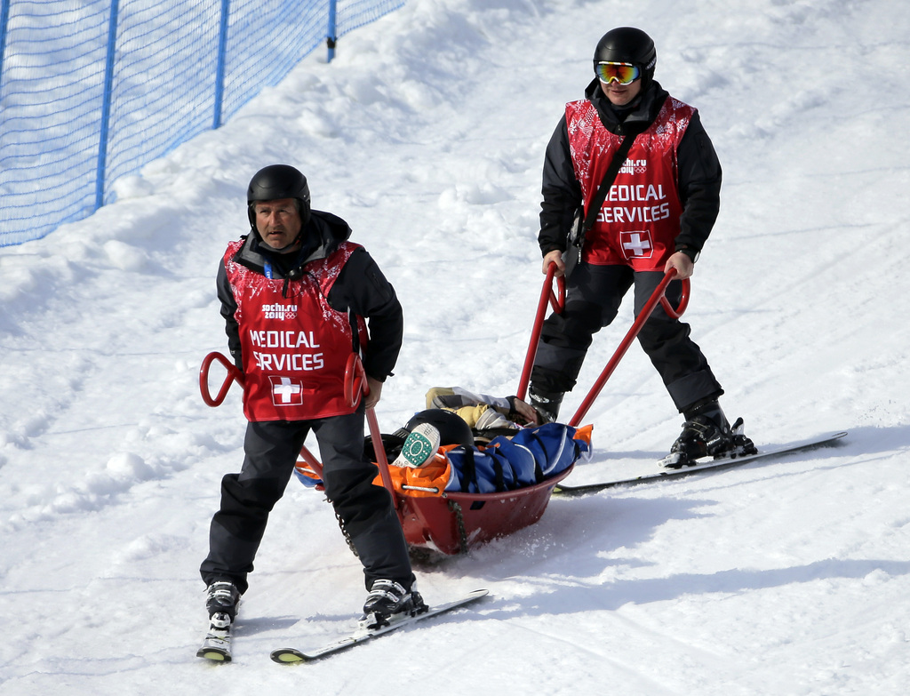 L'Américaine Jacqueline Hernandez a été victime d'une lourde chute dimanche lors des qualifications de l'épreuve olympique de snowboardcross, sur le même parcours où une Russe s'était gravement blessée samedi en skicross.