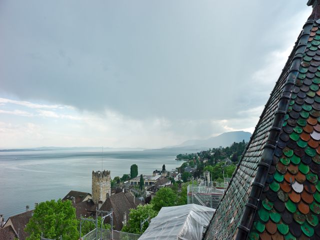 Le lac tacheté de blanc, vu depuis la collégiale, à Neuchâtel.