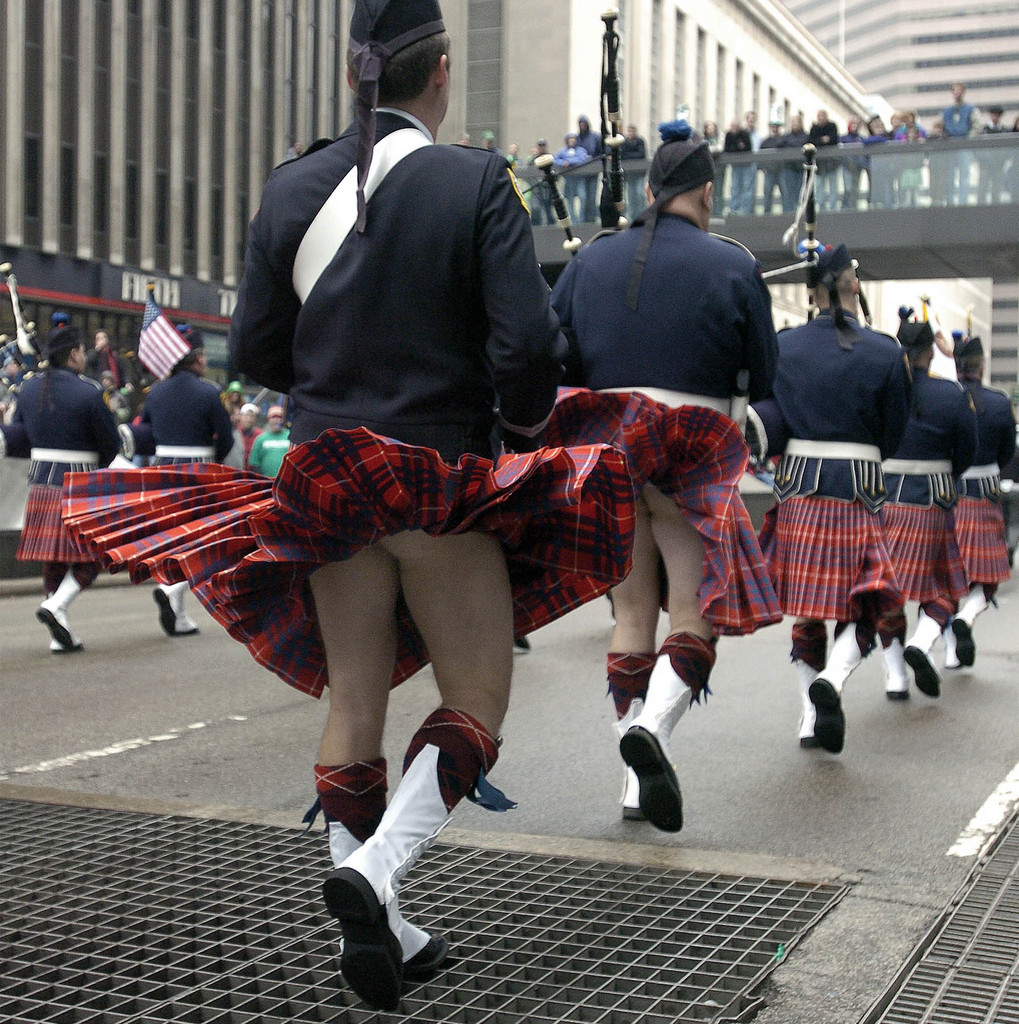 Members of the Hamilton County, Ohio Sheriff's Patrol bagpipe unit pass over an exhust ventilation grate in the street raising some kilts, Sunday, March 14, 2004, in Cincinnati, during the annual St. Patrick's Day Parade.  (KEYSTONE/AP Photo/The Cincinnati Enquirer/Michael E. Keating)