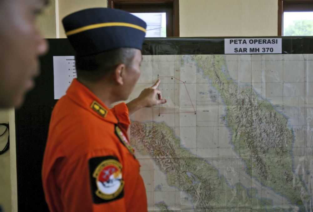 An Indonesia air force officer shows a map of Malacca Straits during a briefing prior to a search operation for the missing Malaysia Airlines Boeing 777, at Suwondo air base in Medan, North Sumatra, Indonesia, Tuesday, March 11, 2014. Authorities hunting for the missing Malaysia Airlines jetliner expanded their search on land and sea Tuesday, reflecting the difficulties in finding traces of the Boeing 777 more than three days after it vanished with 239 people on board. (AP Photo/Binsar Bakkara)