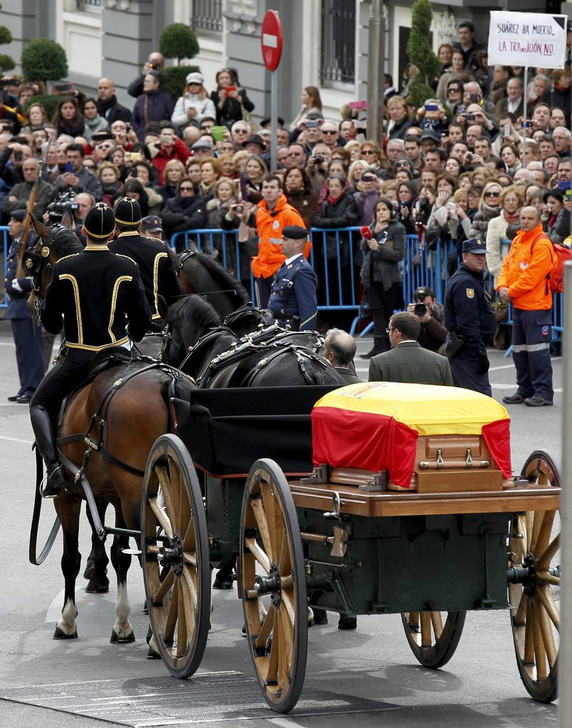 Plus de 30'000 Espagnols ont rendu un dernier hommage à Adolfo Suarez, lors des funérailles nationales célébrées mardi à Madrid.
