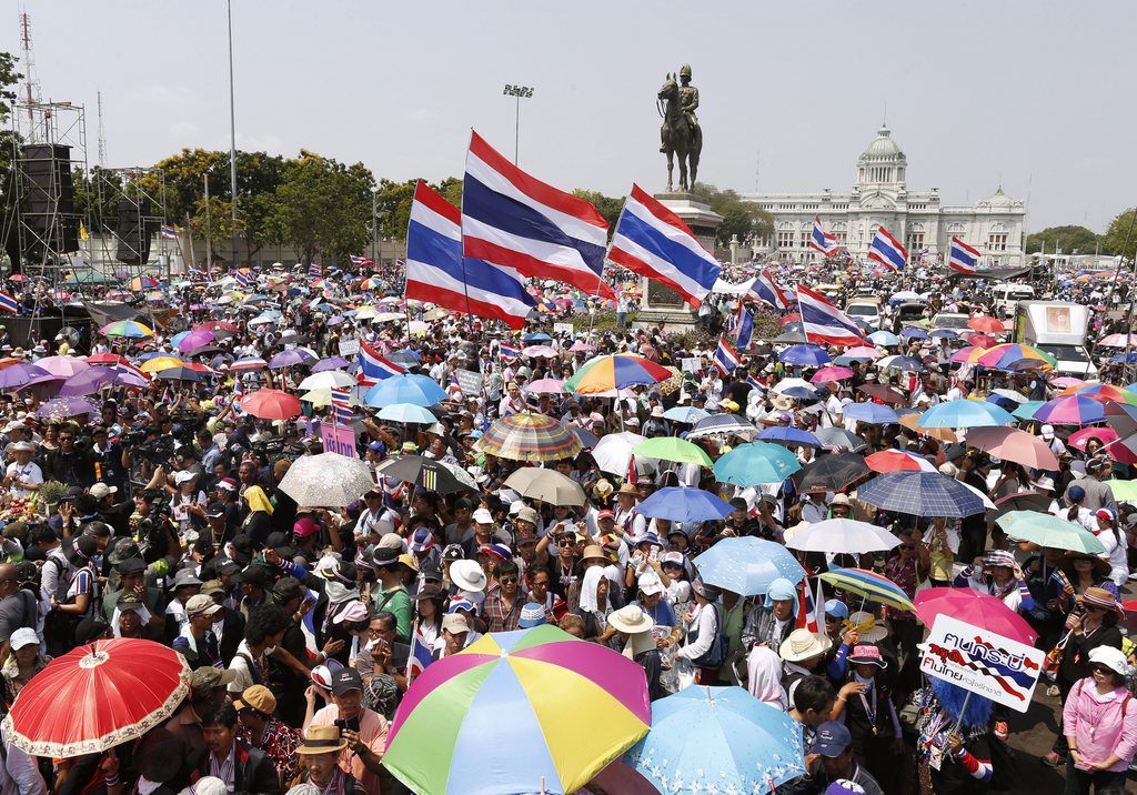 Les manifestants anti-gouvernement étaient encore très nombreux samedi, dans les rues de Bangkok. Mais la Première ministre s'accroche à son poste.