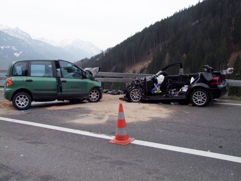 Les deux véhicules impliqués dans la collision frontale sur l'A13.