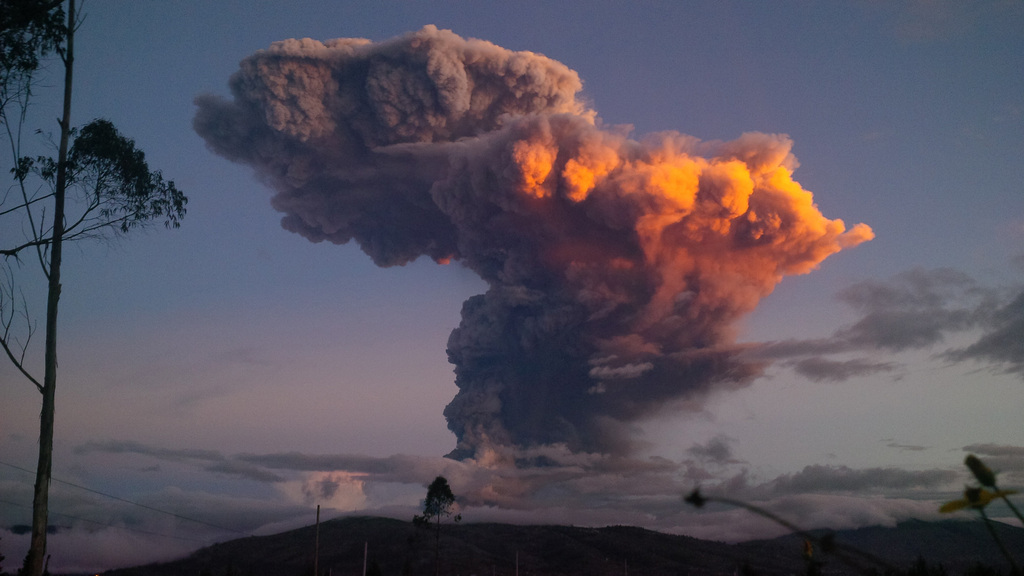 Les autorités sont en alerte, mais le volcan ne présenterait pas de danger immédiat pour la population.