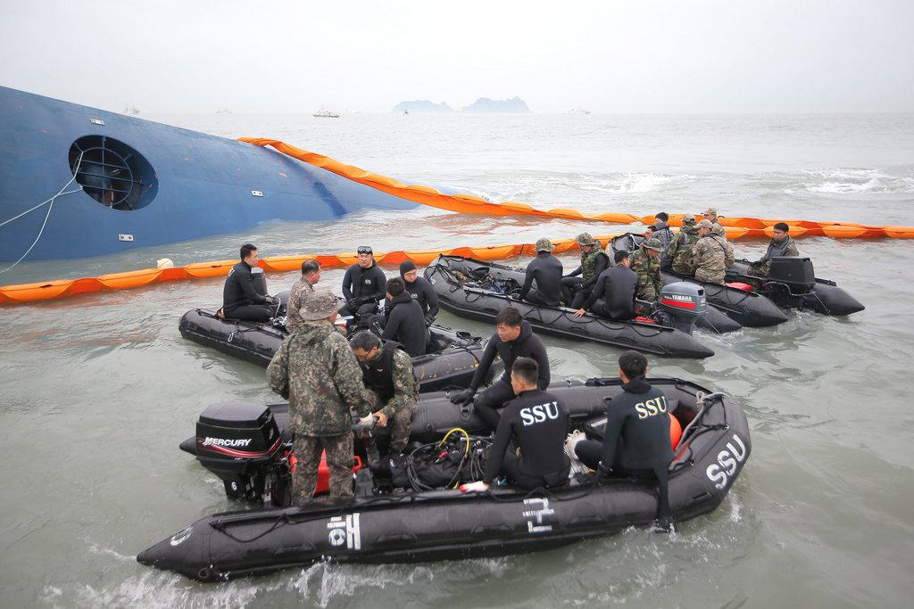 L'armée sud-coréenne est également sur place. Mais tous les efforts des secouristes sont pour l'heure vains.