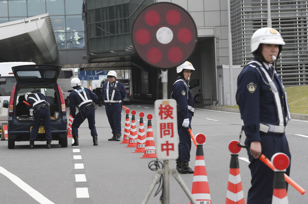 La sécurité japonaise est considérée comme trop laxiste. Les responsables ont ainsi tendance à surréagir au moindre problème.