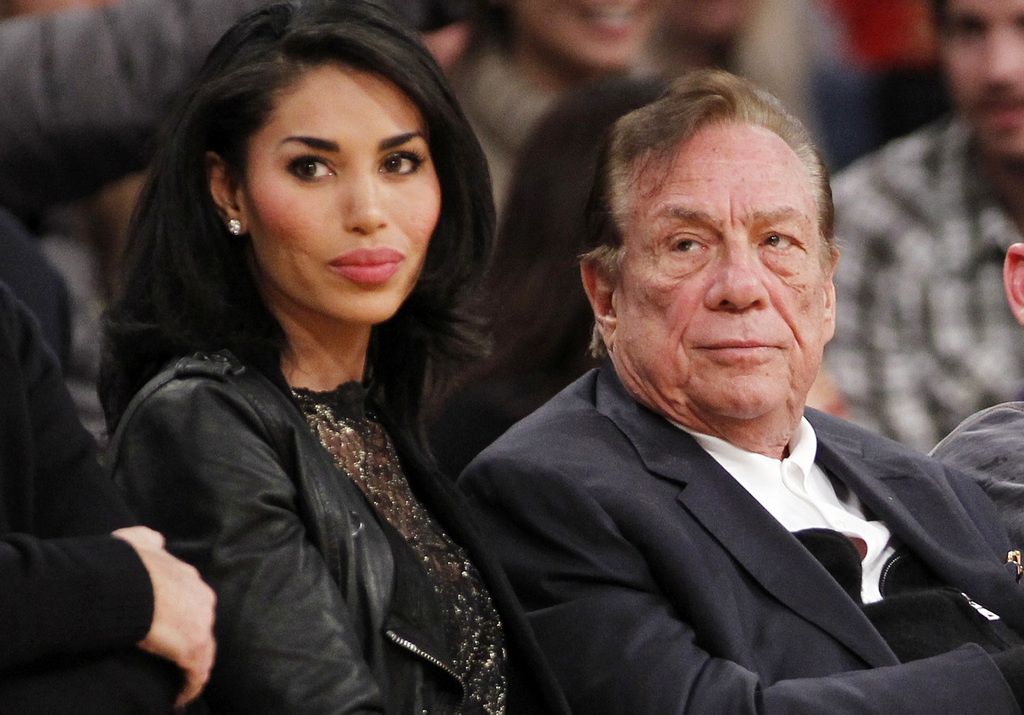 Donald Sterling et sa petite amie V. Stiviano. Le propriétaire des Los Angeles Clippers n'aura plus le droit d'avoir aucun contact avec son club de NBA. 