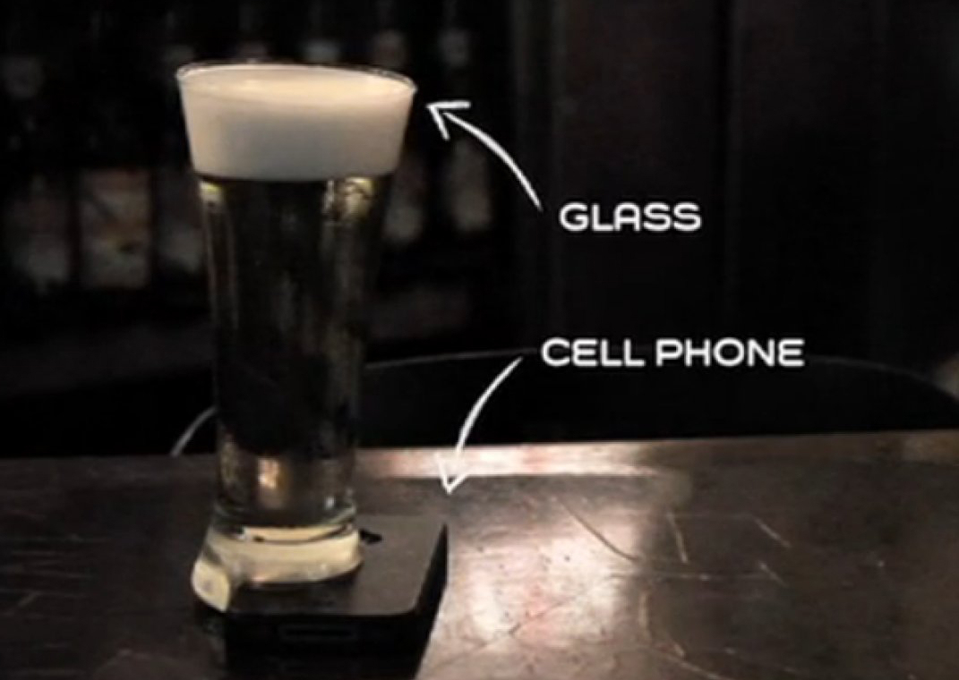 Si vous utilisez votre téléphone, vous ne pourrez pas boire votre bière tranquillement.