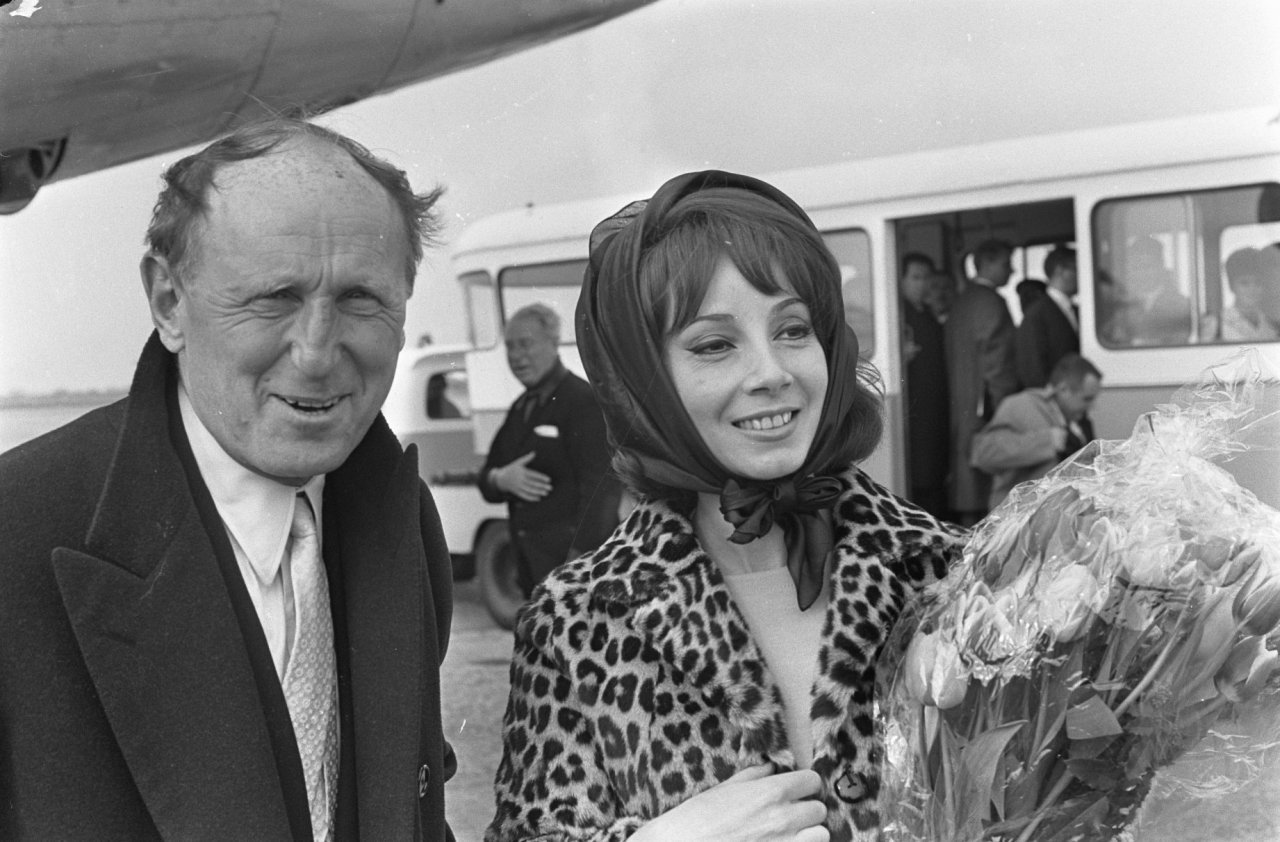 Bourvil et Andréa Parisy à l'aéroport d'Amsterdam le 20 mars 1967.