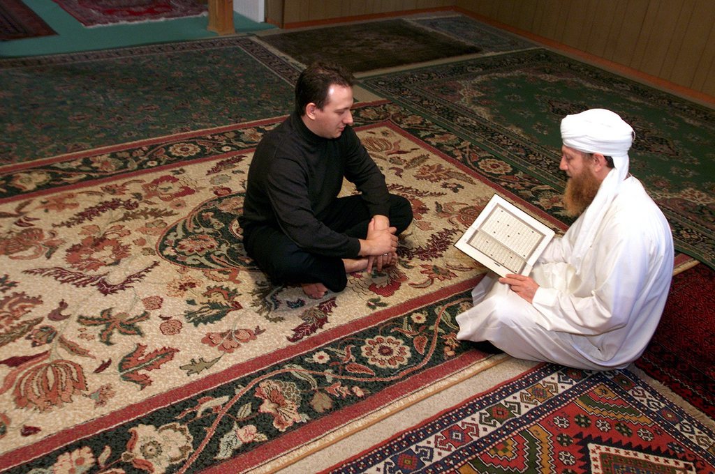 Un centre culturel musulman verra le jour à Payerne (VD). Ici un responsable du Centre islamique de Genève enseigne le Coran à un jeune.
