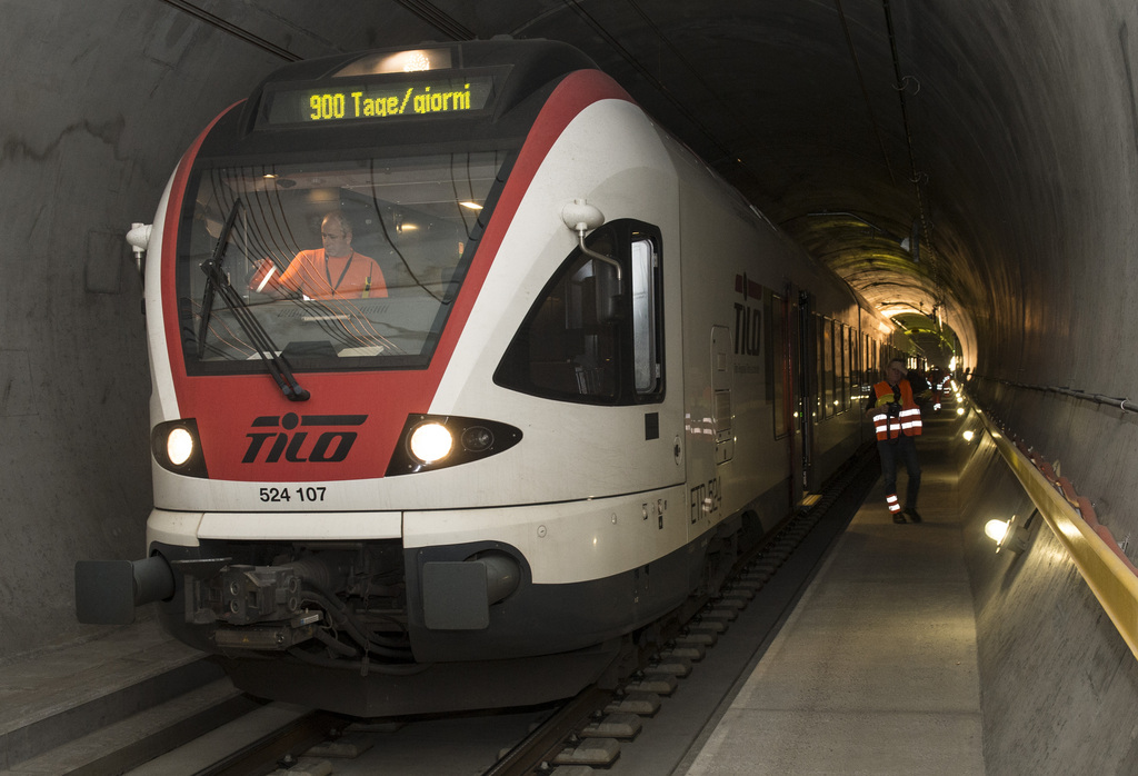 La nouvelle ligne ferroviaire à travers les Alpes pourrait coûter moins cher que prévu. Selon un rapport d'étape publié vendredi, la facture devrait s'élever à 18,5 milliards de francs, soit 185 millions de moins que prévu.