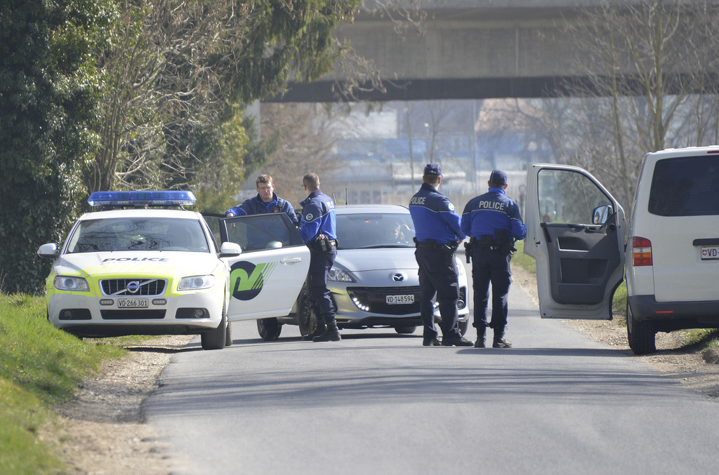 La police vaudoise, en collaboration avec les polices genevoise, neuchâteloise et française, a mis la main sur quatre hommes suspectés d'avoir commis une cinquantaine de cambriolages dans des commerces proches de la frontière franco-suisse en 2012 et 2013.