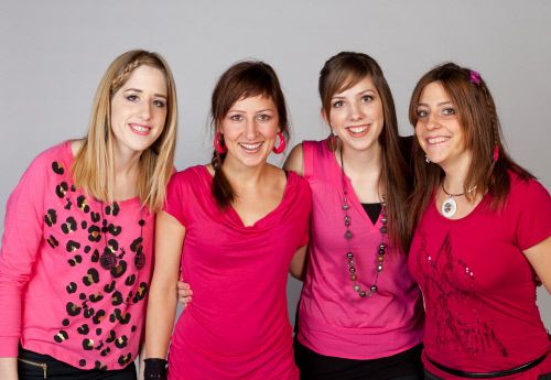 Les quatre soeurs Cino de La Chaux-de-Fonds seront visibles dans la 1ère émission de la deuxième saison d'"Air de famille", sur RTS1.