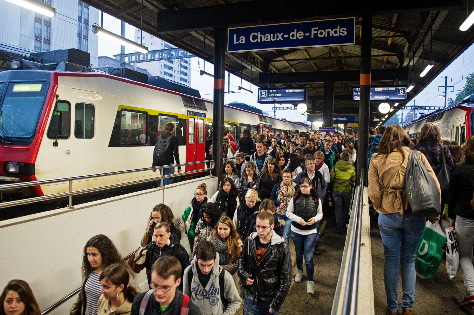 La foule des pendulaires en gare de La Chaux-de-Fonds.