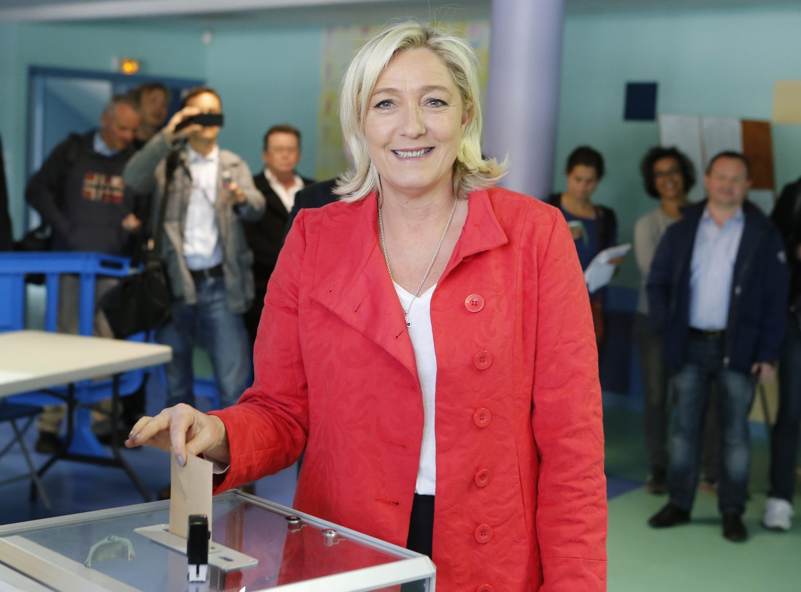 La président du FN Marine Le Pen a déposé son vote dans sa commune d'Henin-Beaumont (Pas-de-Calais).