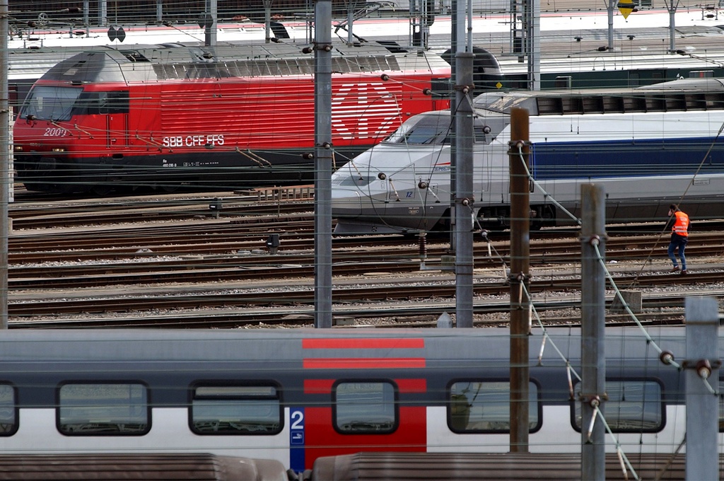 Des trains des Chemins de Fer Federaux Suisses, CFF, sont stationnes a cote d' un Train Grande Vitesse, TGV, de la SNCF sur les voies de garage de la gare de Cornavin ce 8 mars 2004 a Geneve. (KEYSTONE/Laurent Gillieron)