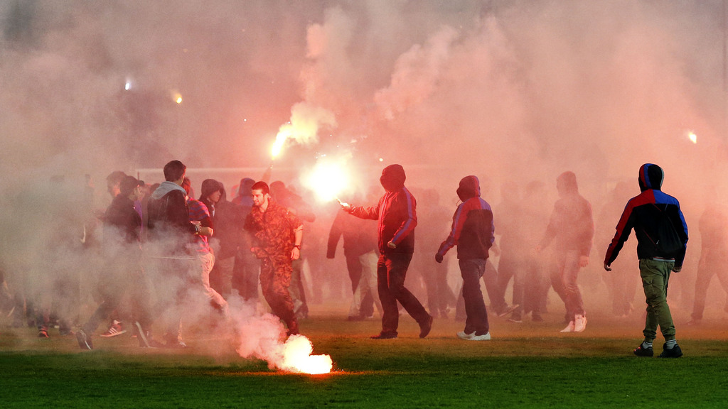 Des hooligans bâlois ont envahi la pelouse à la fin du match. Ils ont provoqué les supporters argoviens et des bagarres ont éclaté.