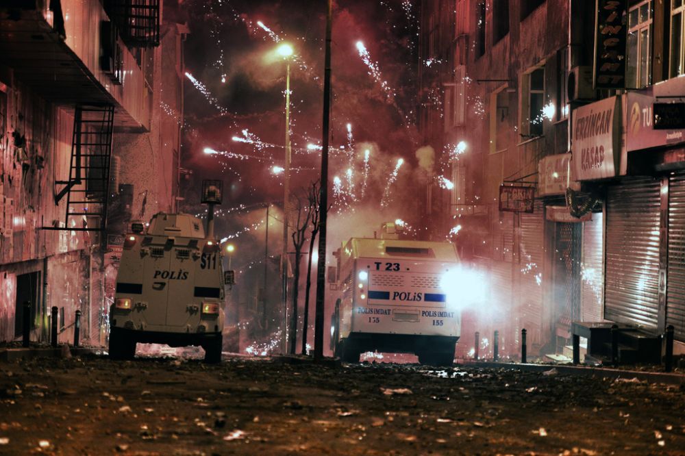 Les forces de l'ordre turques ont utilisé des gaz lacrymogènes ainsi que des canons à eau.